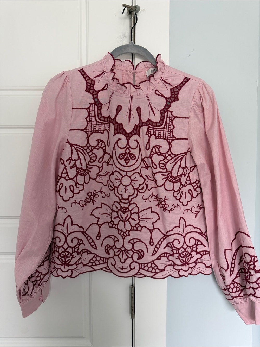 NWT Avara Pink Floral Embroidered Ruffle-Neck Women’s Top - Sz Small